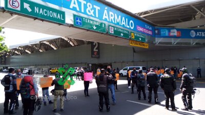 Los manifestantes mantienen cerrada la avenida Capitán Carlos Lazo, impidiendo el acceso a la terminal 1
