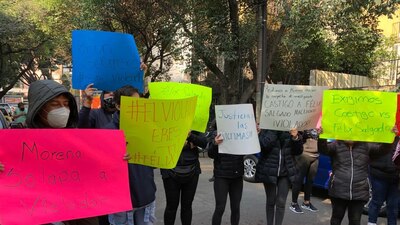 Unas 50 mujeres protestaron en la sede de Morena en la CDMX
