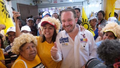 El candidato platicó con locatarios del mercado Cuchilla