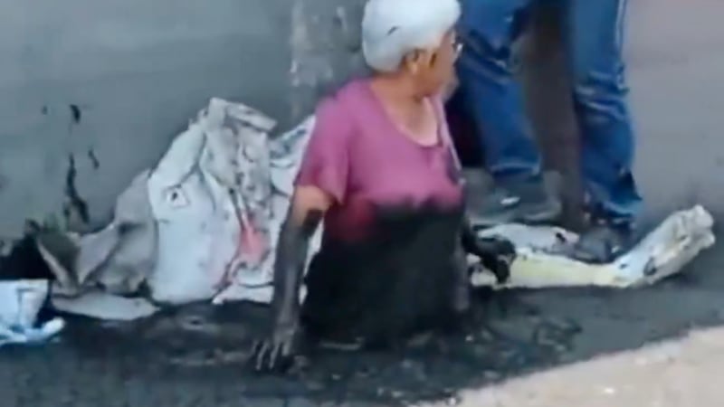 VIDEO: Adulta mayor cae en alcantarilla y queda atorada entre lodo y aguas negras