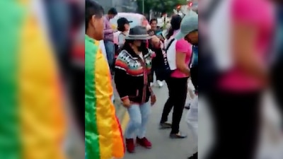 Los manifestantes cantaron y bailaron frente a la sede de la diplomacia mexicana