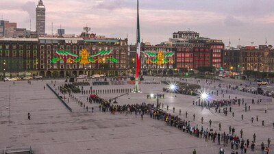 La bandera a media hasta en señal de respeto por las víctimas de los sismos