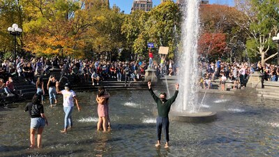 Una multitud celebra la victoria de Joe Biden en las elecciones estadounidenses en la ciudad de Nueva York