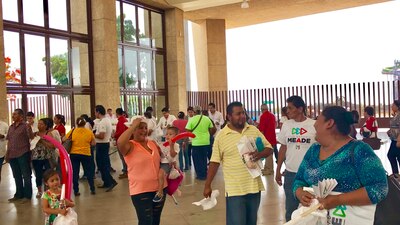 Simpatizantes de Meade recogen sus tortas, gorras, playeras y banderas
