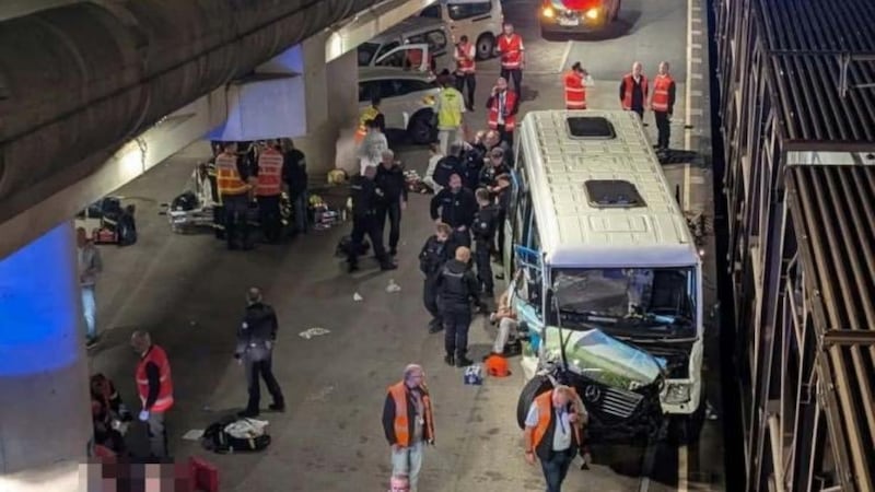 Minibús choca contra un tren en el Eurotúnel que conecta a Francia e Inglaterra; hay 19 heridos