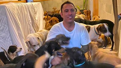 También rescató a gatos, borregos, cabras y demás animales en peligro por el paso del huracán