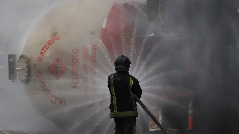 Dan muy pocas esperanzas a mujer que salvó a su nieta en explosión de pipa en Iztapalapa