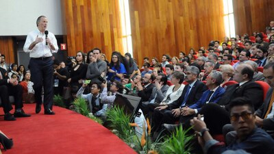 El candidato aseguró que hay jóvenes que se están "rompiendo el alma para salir adelante"