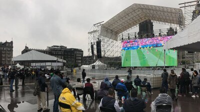Decenas de personas se dieron cita en el Zócalo para ver el partido inaugural del Mundial de Rusia 2018