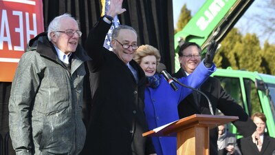 Los senadores Bernie Sanders y Chuck Schumer, dos de los opositores de Trump con mayor exposición mediática