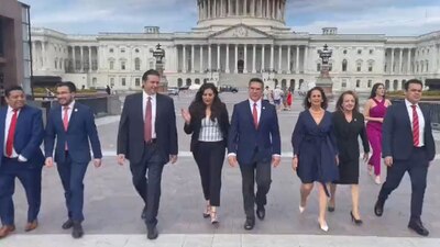 El líder nacional del PRI estuvo acompañado por legisladores del tricolor.