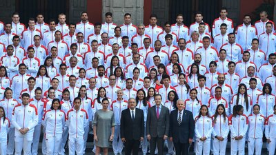 En la foto AMLO, Ana Guevara y la delegación que representa a México en Lima 2019