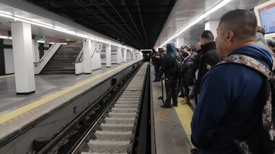 Un tren se quedó por varios minutos detenido entre Zaragoza y Pantitlán... luego ya no funcionó
