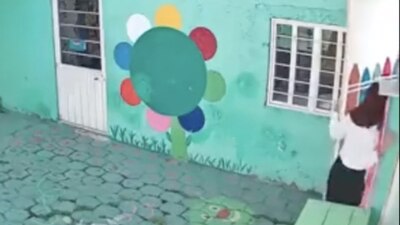 La maestra abrió la puerta y padres de familia la agredieron