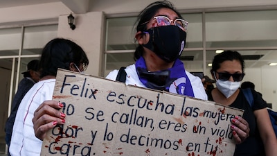 Feministas han protestado por la forma en que el presidente defiende a Félix Salgado.