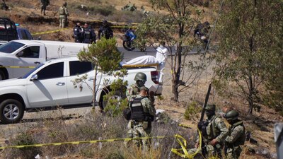 Elementos de seguridad resguardan el área mientras peritos recogen información