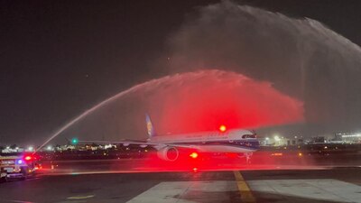A su arribo a México, el avión fue recibido con un baño de agua o saludo acuático