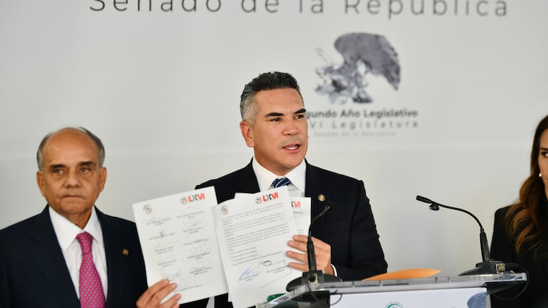 Senadores del PRI firman acuerdo para votar contra el ‘Plan B’ electoral de Sheinbaum