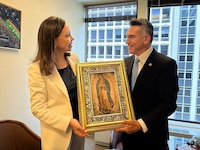 Alito se reúne con Corina Machado en EU y le regala una Virgen de Guadalupe
