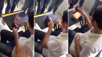 El joven lució contento al recibir el detalle de sus compañeros