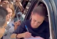 Maestros de la CNTE interceptan a Sheinbaum en Chiapas; le piden reanudar el diálogo