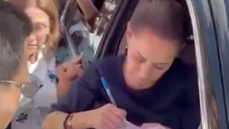 Maestros de la CNTE interceptan a Sheinbaum en Chiapas; le piden reanudar el diálogo