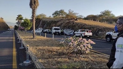 Elementos de la Sedena habilitaron un retorno para que los servicios de emergencia puedan laborar.