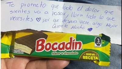 Un joven recibió un chocolate y una nota, pues estaba llorando por el fallecimiento de su padre
