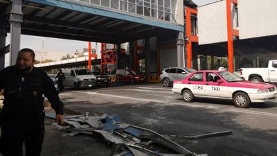 Parte de la estructura de uno de los puentes de conexión de la estación Villa de Cortés cayó sobre dos coches