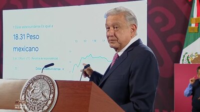 AMLO presumió durante su conferencia de prensa mañanera que la moneda nacional se había mantenido fuerte