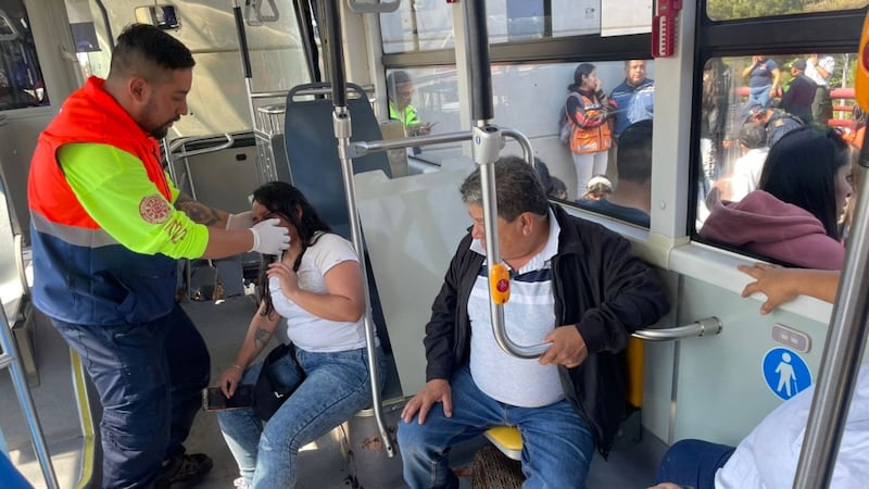 Trolebús elevado choca contra muro de contención en Iztapalapa; hay al menos 10 heridos