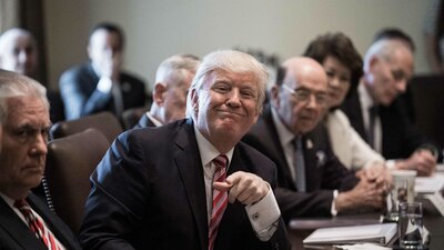 Donald Trump recibió adulación de su gabinete, algo que fue criticado por la oposición
