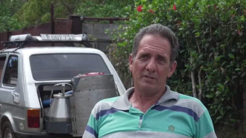 ¡Un automóvil sin gasolina! Mecánico cubano se vuelve la viral por su coche a base de carbón