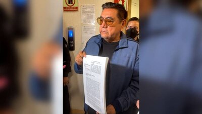 Su comitiva presentó un documento con miles de firmas ciudadanas que aprueban la Reforma Electoral de AMLO.