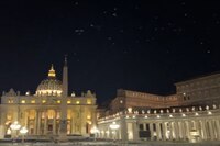 Decenas de palomas blancas vuelan sobre la Plaza de San Pedro en la última noche del Papa Francisco