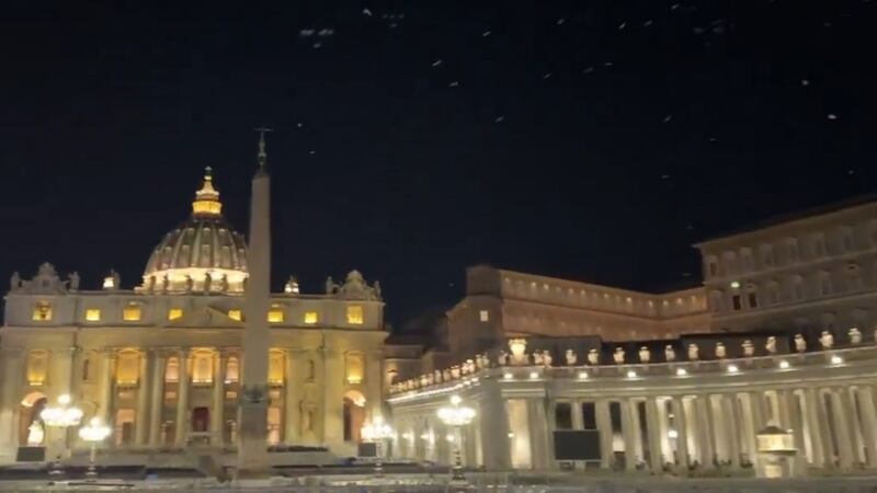 Decenas de palomas blancas vuelan sobre la Plaza de San Pedro en la última noche del Papa Francisco