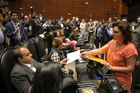 “Da la cara sin fuero”: Ivonne Ortega entrega carta a Cuauhtémoc Blanco; pide que se separe del cargo