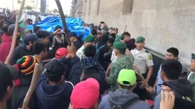 Policías militares fueron golpeados por manifestantes
