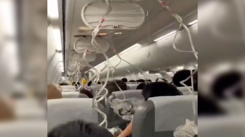 Vuelo de Japan Airlines con 191 pasajeros se desploma 9 mil metros y aterriza de emergencia