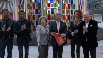 El entonces jefe de Gobierno de la CDMX, Miguel Ángel Mancera (centro) junto a integrantes del Grupo Sordo Madaleno