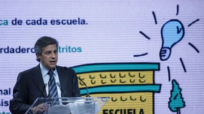 Es empresario y ayudó a fundar diversas organizaciones sociales como Méxicanos contra la corrupción
