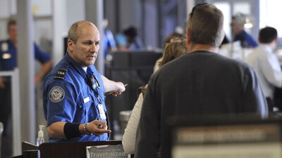 Los agentes de la TSA son los encargados de inspeccionar a las personas que viajan a EU por avión