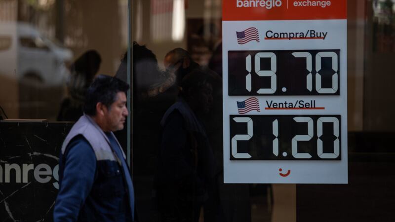 Mal miércoles para el peso, abre con pérdidas entre amenazas de aranceles