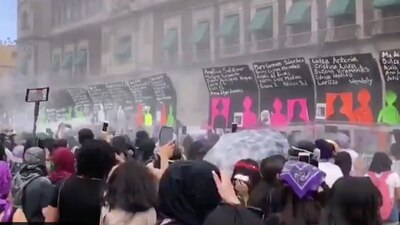 Mujeres derribaron algunas vallas colocadas para resguardar el recinto