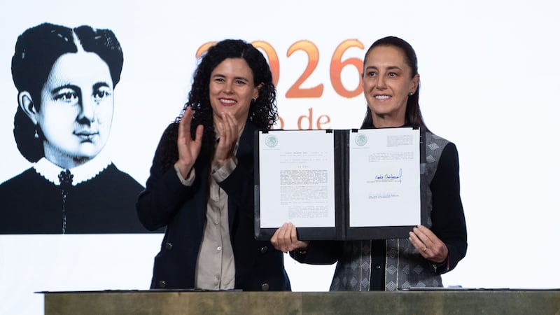 Sheinbaum firma decreto para prohibir doble nacionalidad en candidaturas