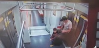 VIDEO: Captan a hombre robando extintores de la Línea 1 del Metro con la ayuda de su hijo