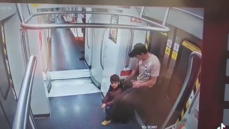 VIDEO: Captan a hombre robando extintores de la Línea 1 del Metro con la ayuda de su hijo