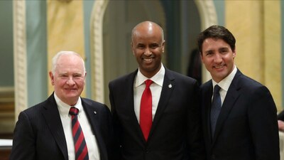 De izquierda a derecha: John McCallum, Ahmed Hussen y Justin Trudeau
