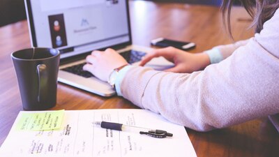 Los usuarios de Facebook se inclinaron por compartir notas falsas durante la elección de EU