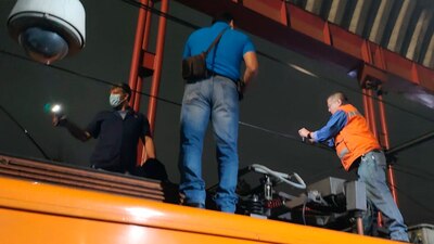 Personal del Metro atiende la ruptura de un hilo de contacto y portador auxiliar